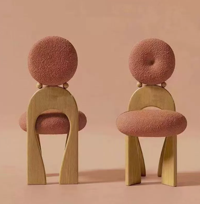 Fauteuil sculptural en bouclette, piètement bois arqué