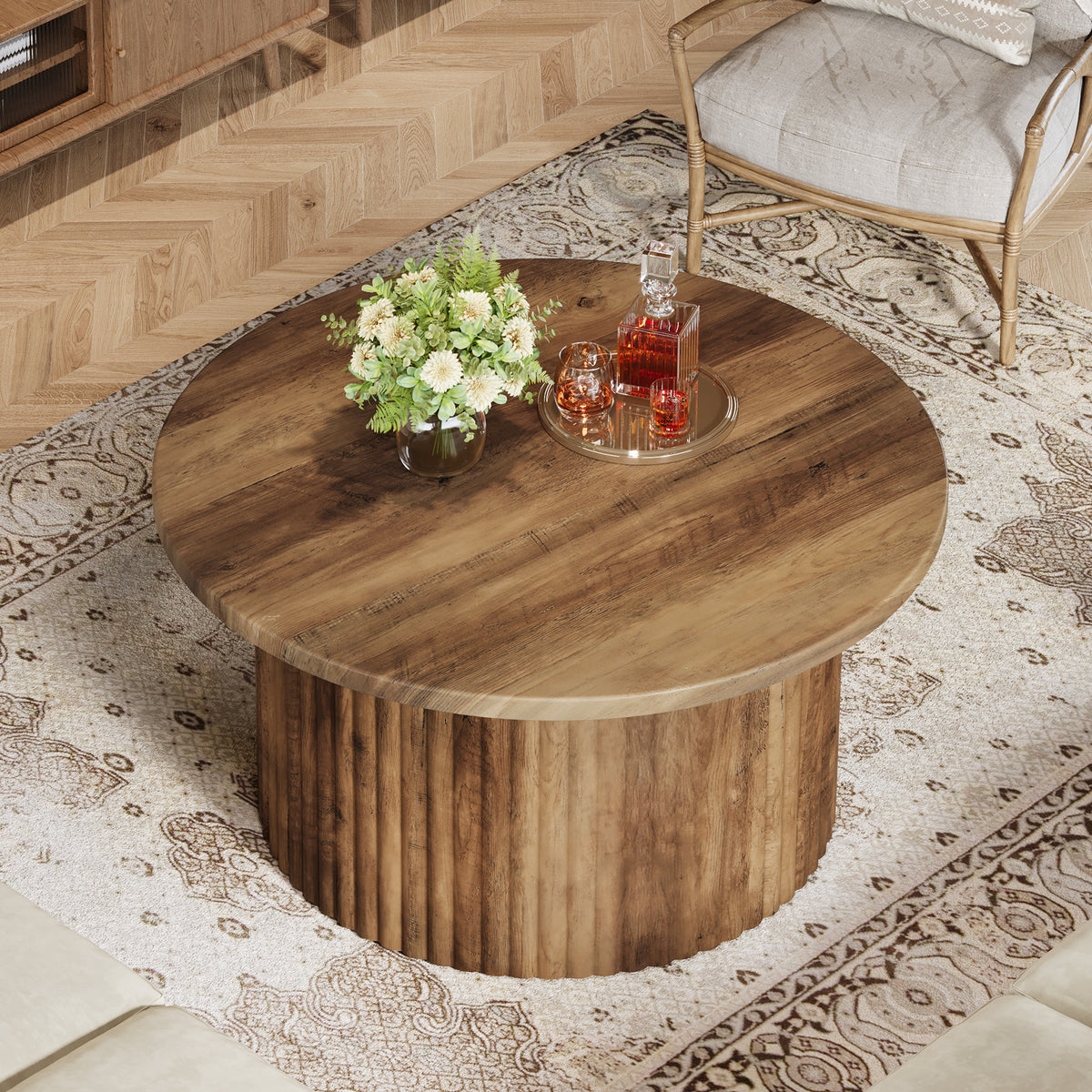 Vue plongeante sur le plateau rond ton noyer de la table basse AUBRYNE
