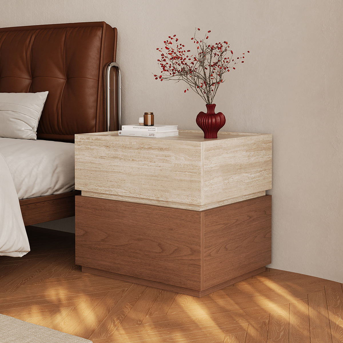 Table de chevet effet travertin et noyer près d'un lit