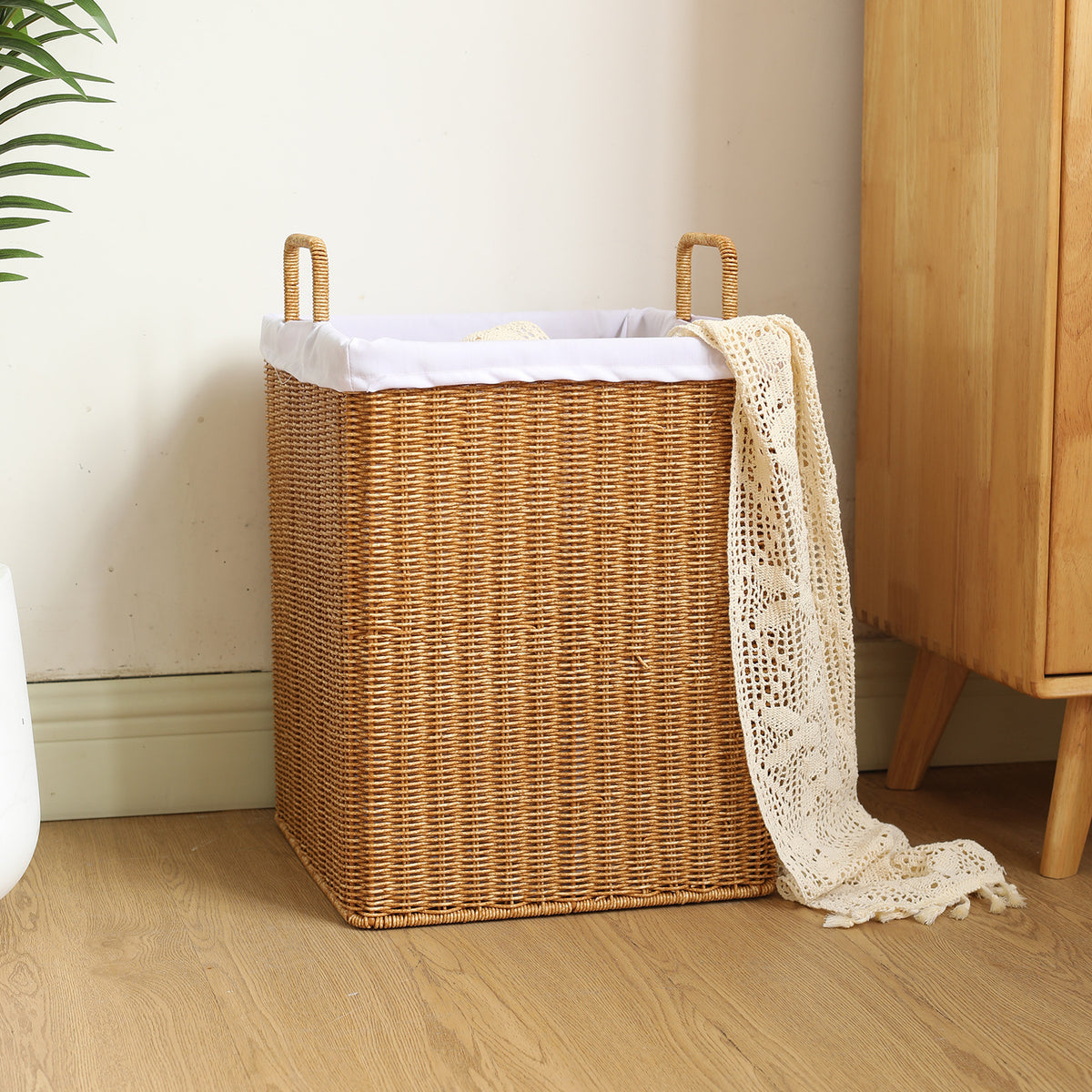 Panier à linge effet rotin avec plaid