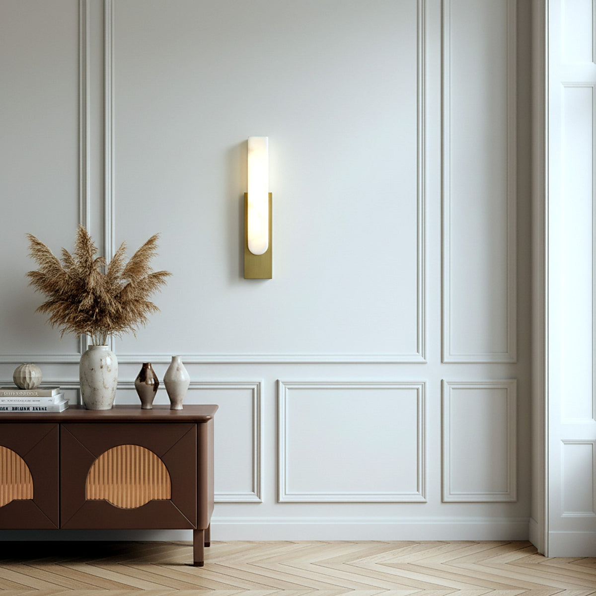 Applique murale effet albâtre et laiton doré au-dessus d'une console dans un salon haussmannien