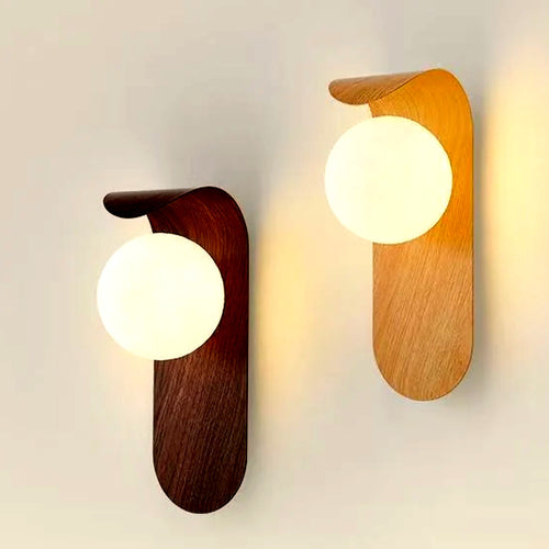 Appliques murales en bois noyer et bois naturel avec globe opalin allumé