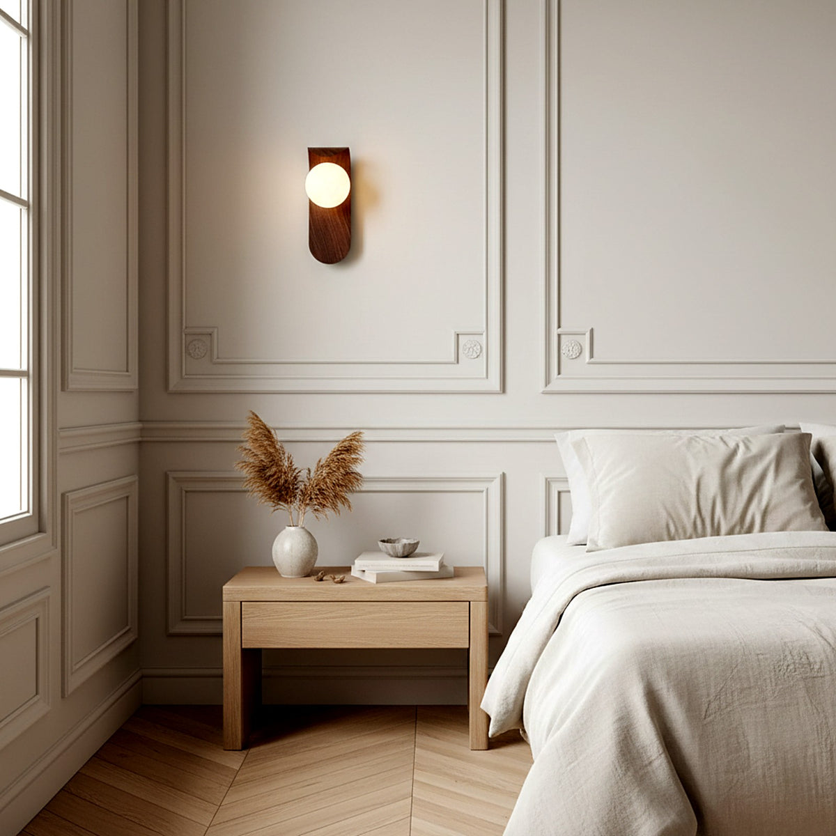 Applique murale noyer et globe opalin dans une chambre haussmannienne