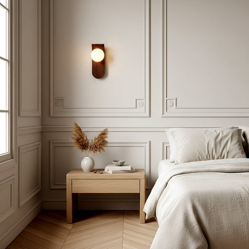 Applique murale noyer et globe opalin dans une chambre haussmannienne