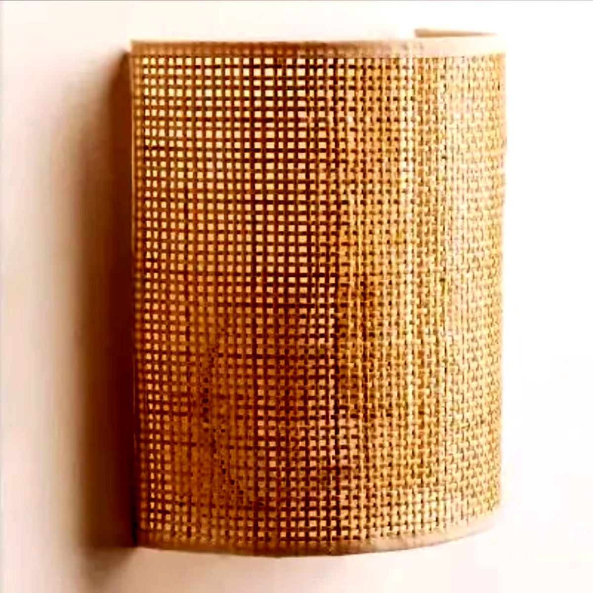 Détail du cannage de rotin tressé de l'applique