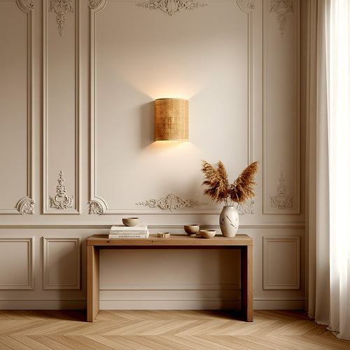 Applique en cannage dans un salon haussmannien au-dessus d'une console