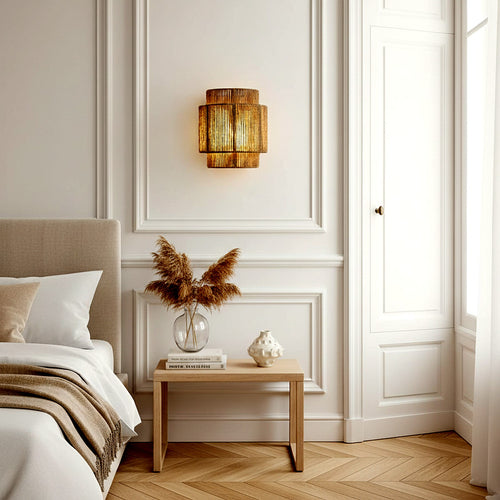 Applique en cordelette tressée dans une chambre haussmannienne au-dessus d'une table de chevet