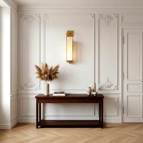 Applique bronze et lin dans un salon haussmannien au-dessus d'une console