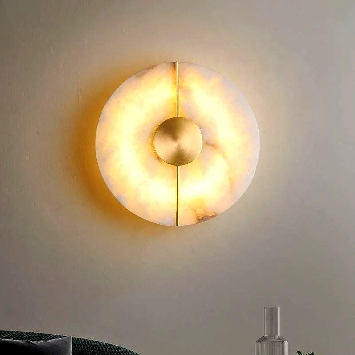 Détail de l'applique ronde en marbre veiné, lumière blanc chaud