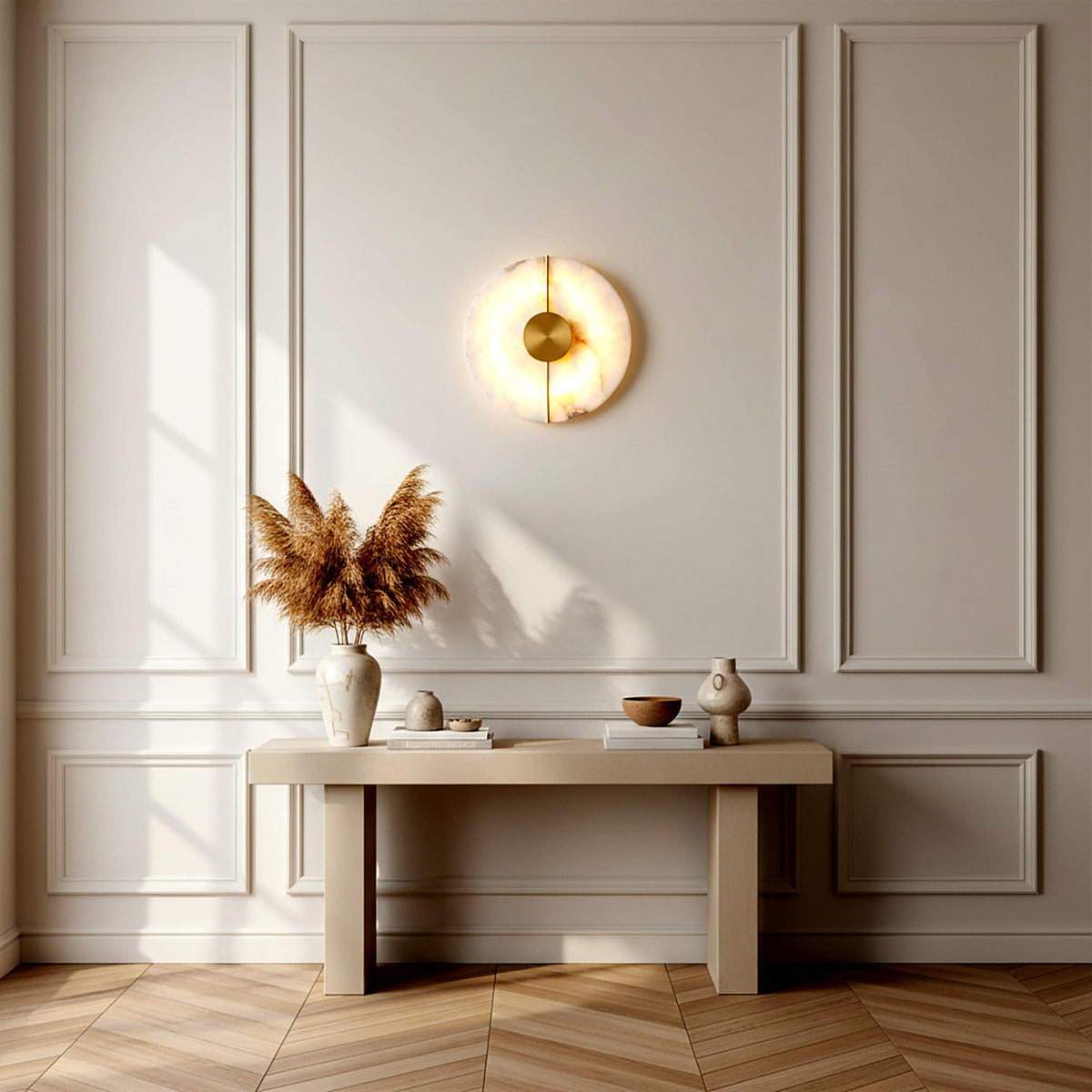 Applique murale en marbre et laiton doré dans un salon haussmannien au-dessus d'une console