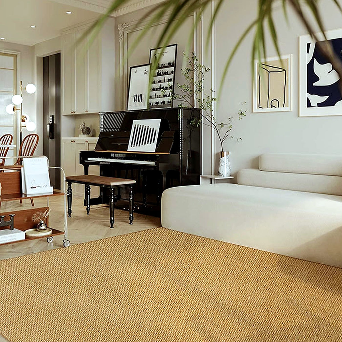 Tapis effet sisal AUBRYNE camel doré dans un salon