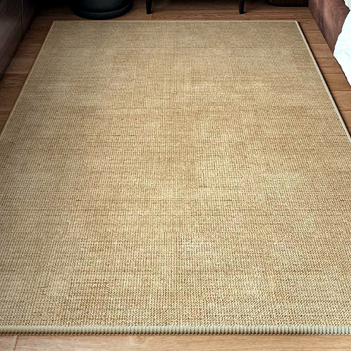 Tapis effet sisal AUBRYNE au pied du lit, détail du tissage