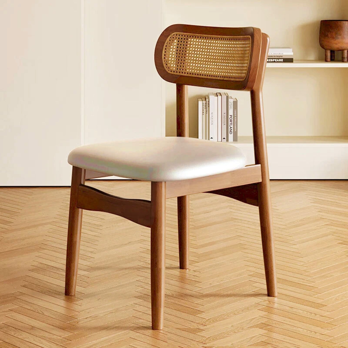 Chaise en bois massif noyer, dossier en cannage et assise rembourrée
