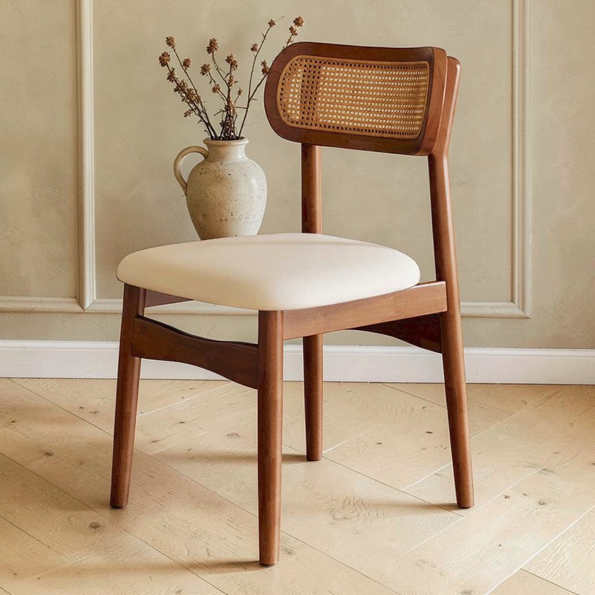 Chaise vintage noyer et cannage rotin dans une salle à manger élégante