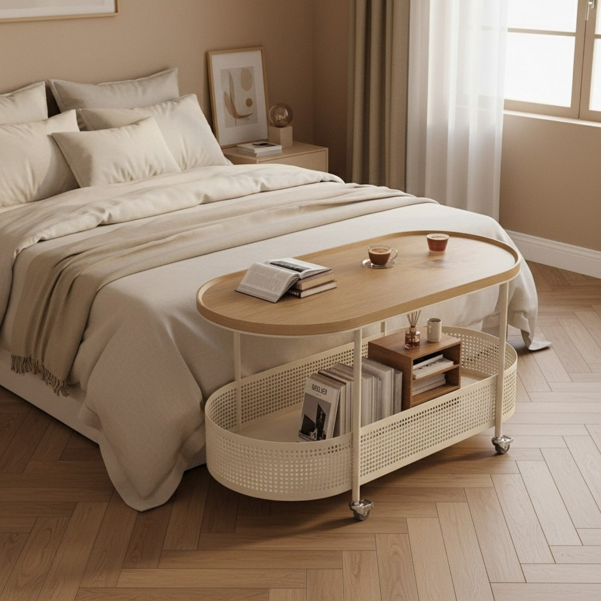 Table de chevet mobile ovale au pied du lit dans une chambre