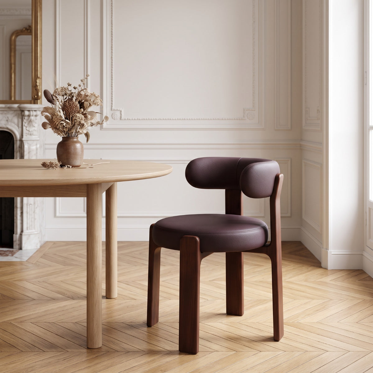 Fauteuil cocon en cuir marron et bois noyer dans une salle à manger parisienne