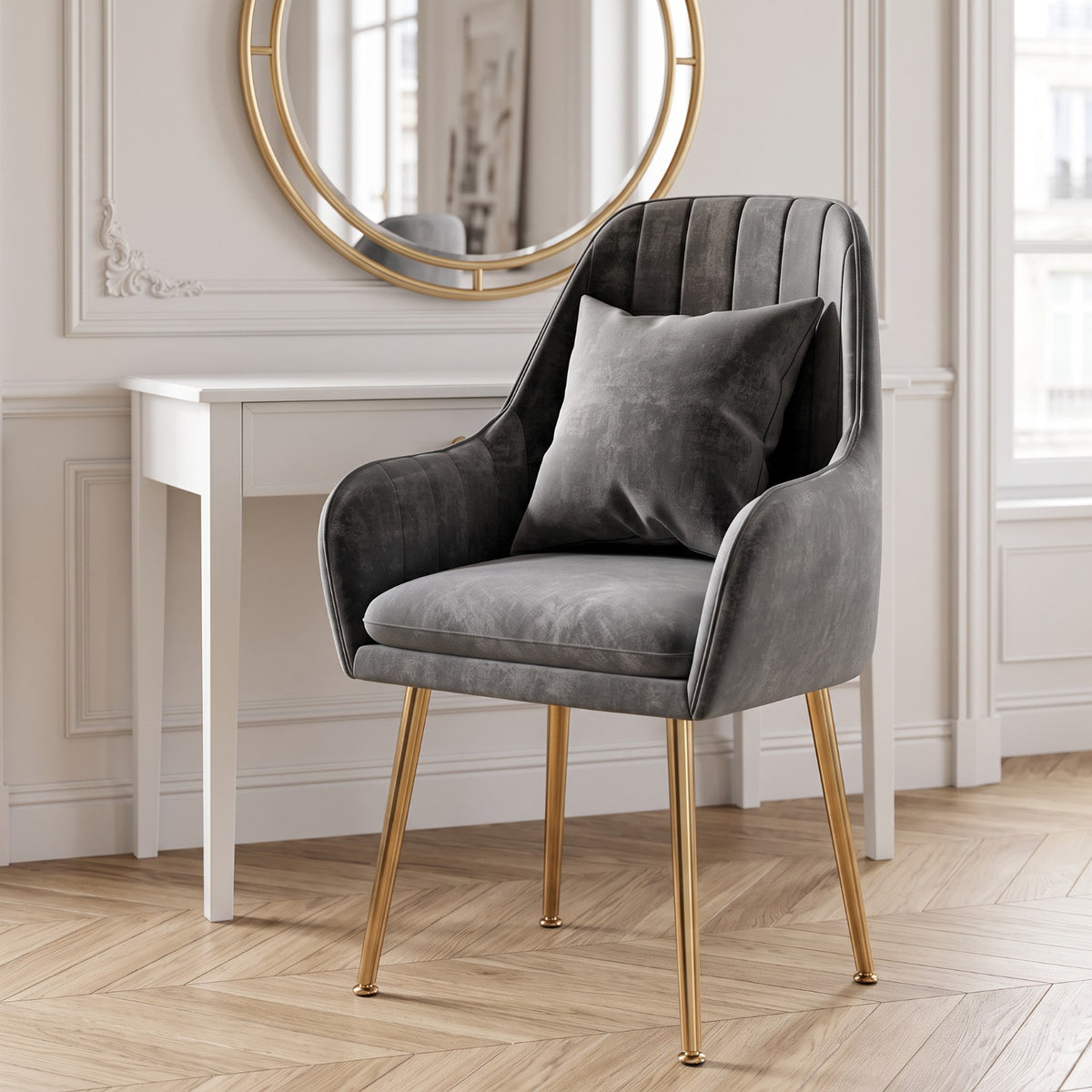 Fauteuil en velours cannelé gris anthracite devant une coiffeuse blanche