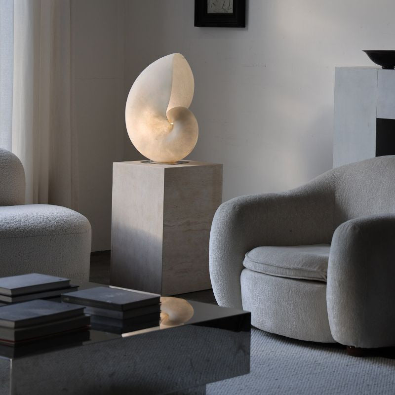 Lampe coquillage allumée dans un salon