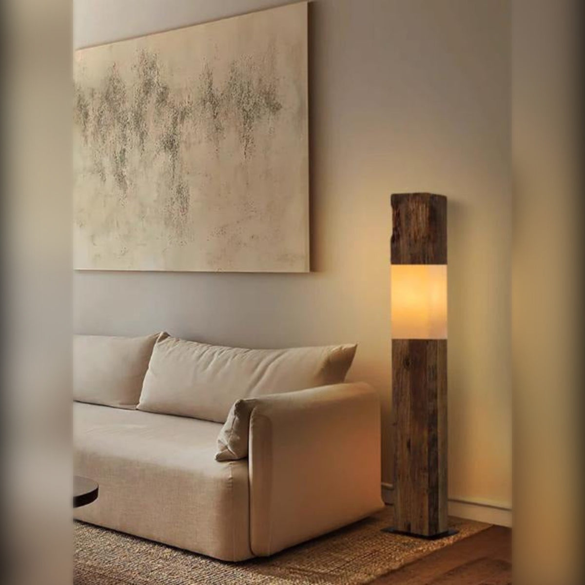 Lampadaire poutre bois brut près d'un canapé