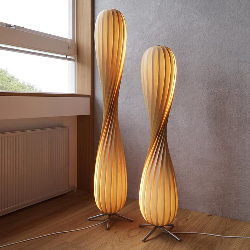 Duo de lampadaires torsadés en placage de bois