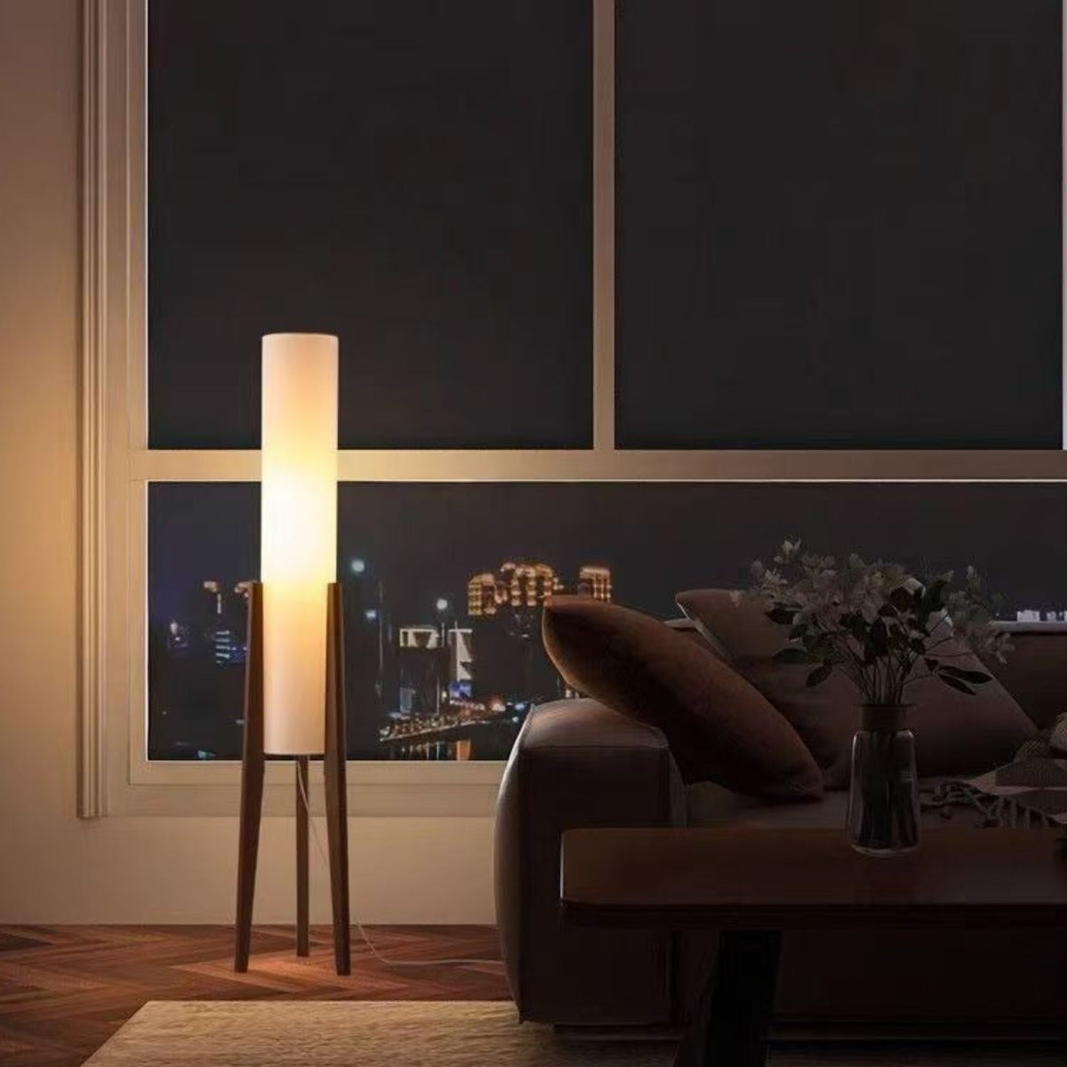Lampadaire tripode bois allumé le soir