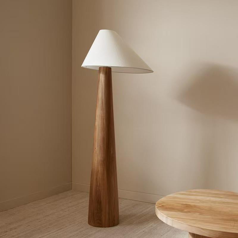 Lampadaire conique en bois massif dans un salon