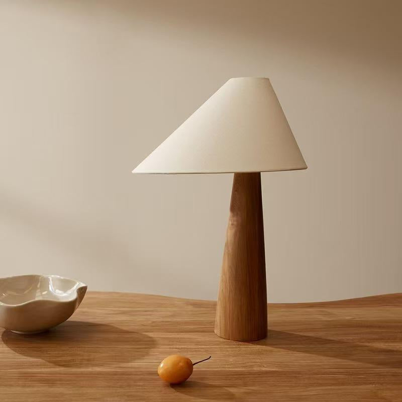Lampe à poser conique en bois, ambiance chaleureuse