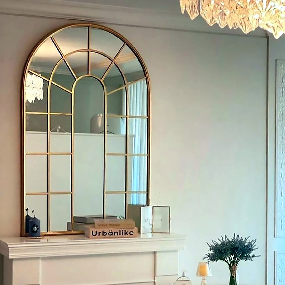 Grand miroir fenêtre en arche AUBRYNE, cadre doré, posé sur une cheminée