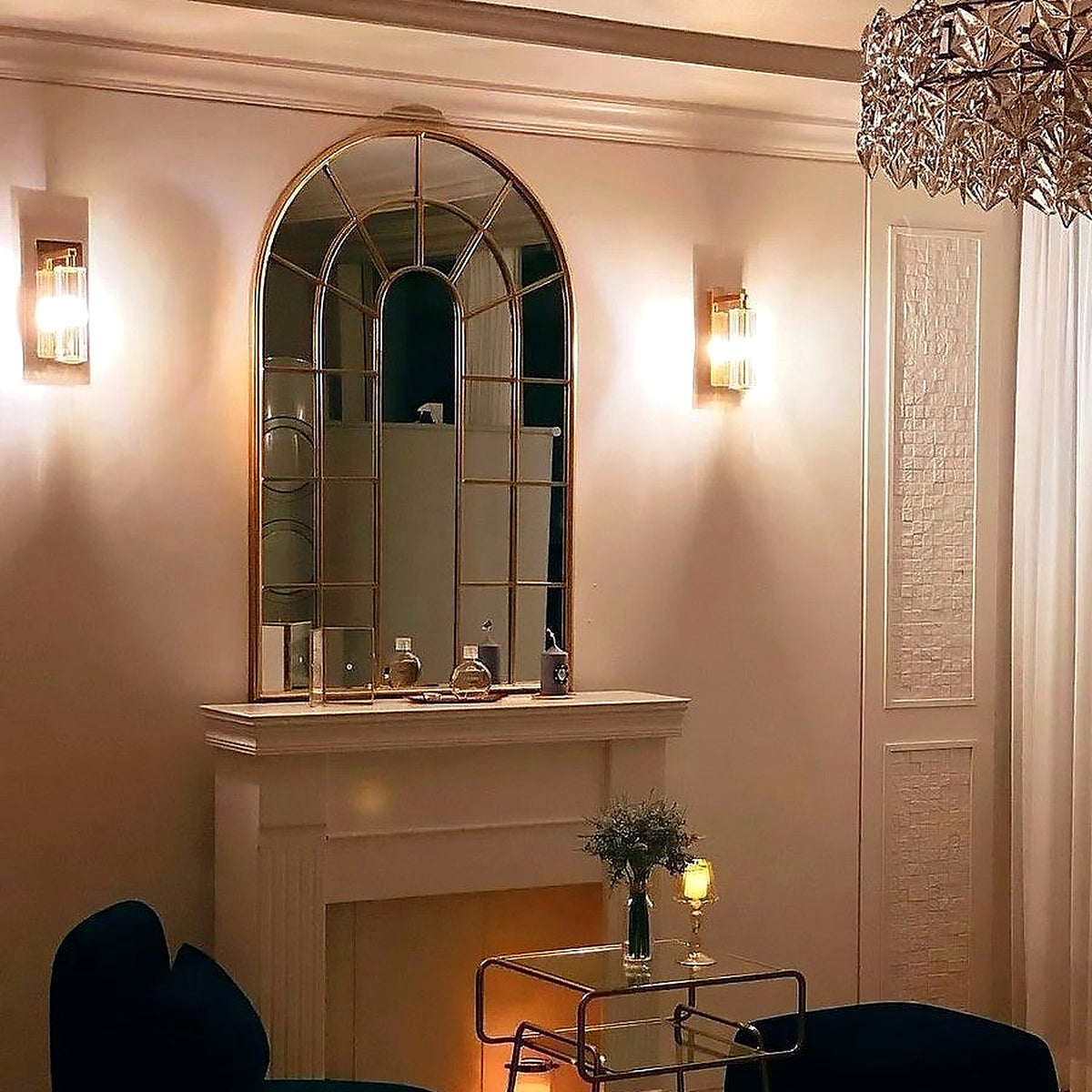 Miroir fenêtre doré AUBRYNE au-dessus d'une cheminée, ambiance du soir