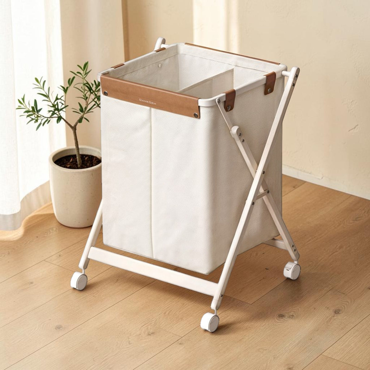 Panier à linge AUBRYNE sur parquet clair, mise en scène