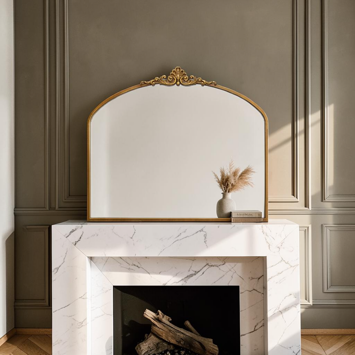 Miroir arche doré posé sur une cheminée en marbre blanc dans un salon parisien