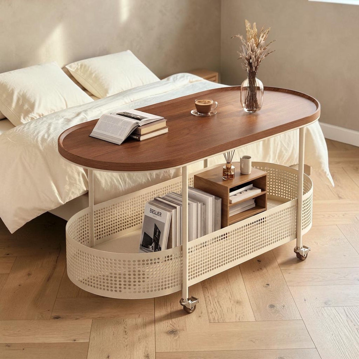Table de chevet mobile ovale – mise en scène