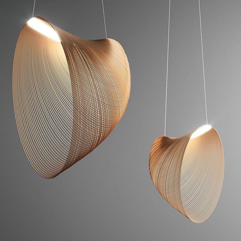 Suspension sculpturale en lamelles de bois au-dessus d'une table