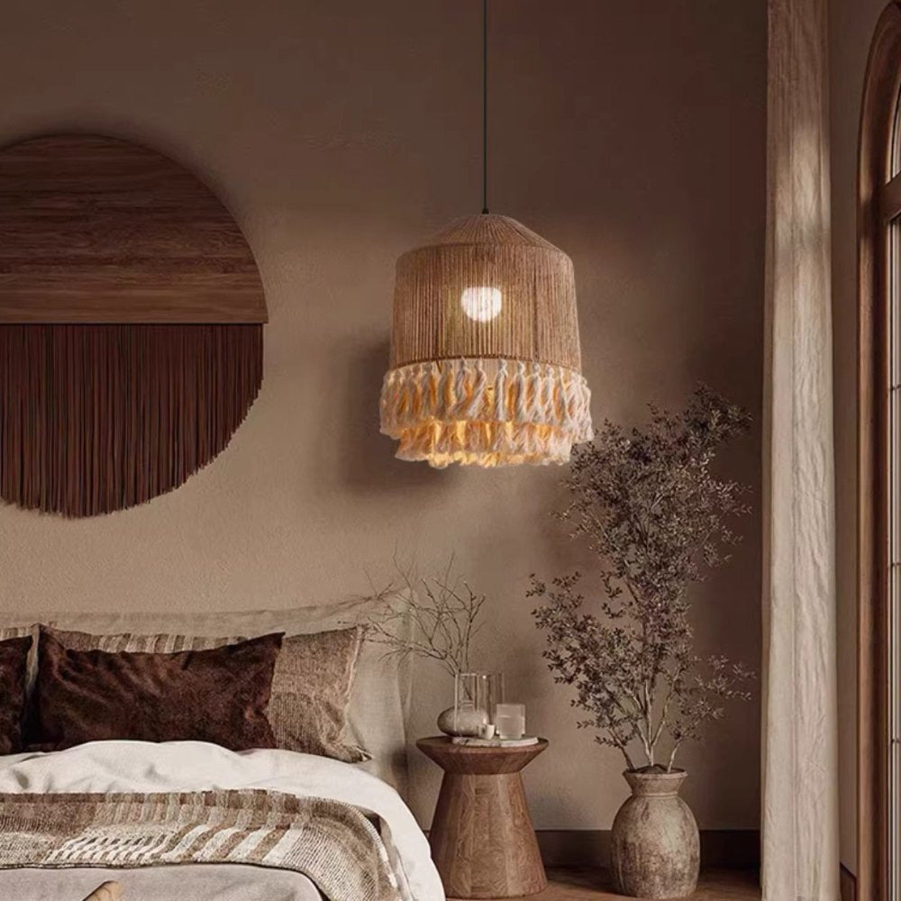 Suspension jute à franges dans une chambre