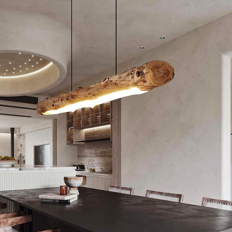 Suspension tronc de bois brut dans une cuisine avec rangements
