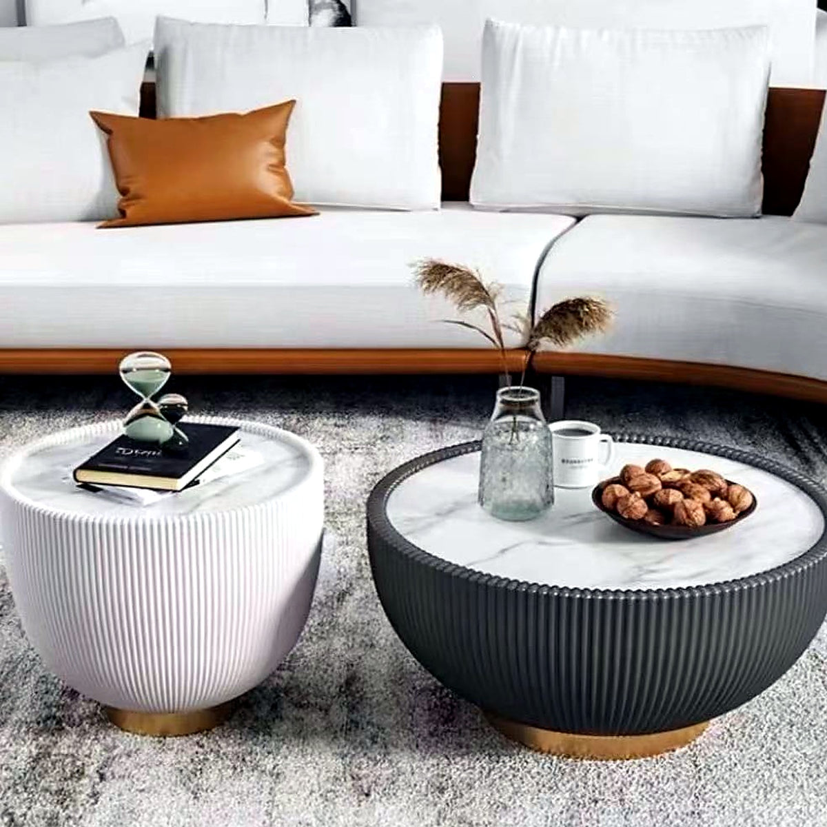 Duo de tables basses : grande noire, petite blanche