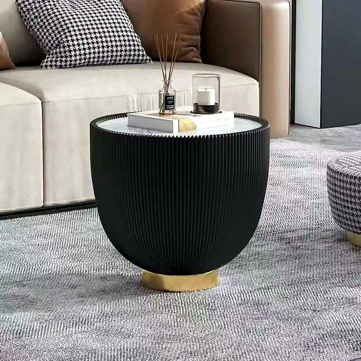 Petite table ovale cannelée noire, socle doré