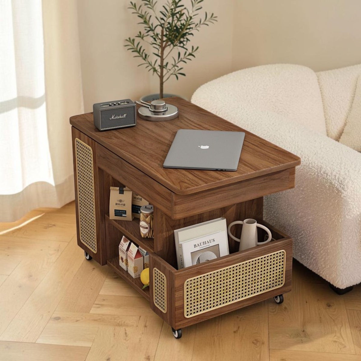Table d'appoint AUBRYNE près d'un canapé dans un salon lumineux
