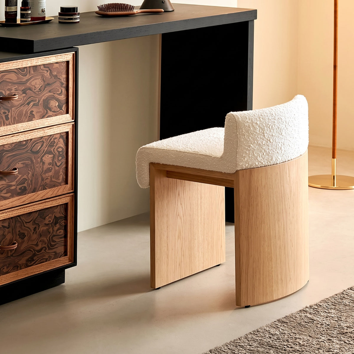 Tabouret de coiffeuse teddy à petit dossier, piètement bois naturel clair