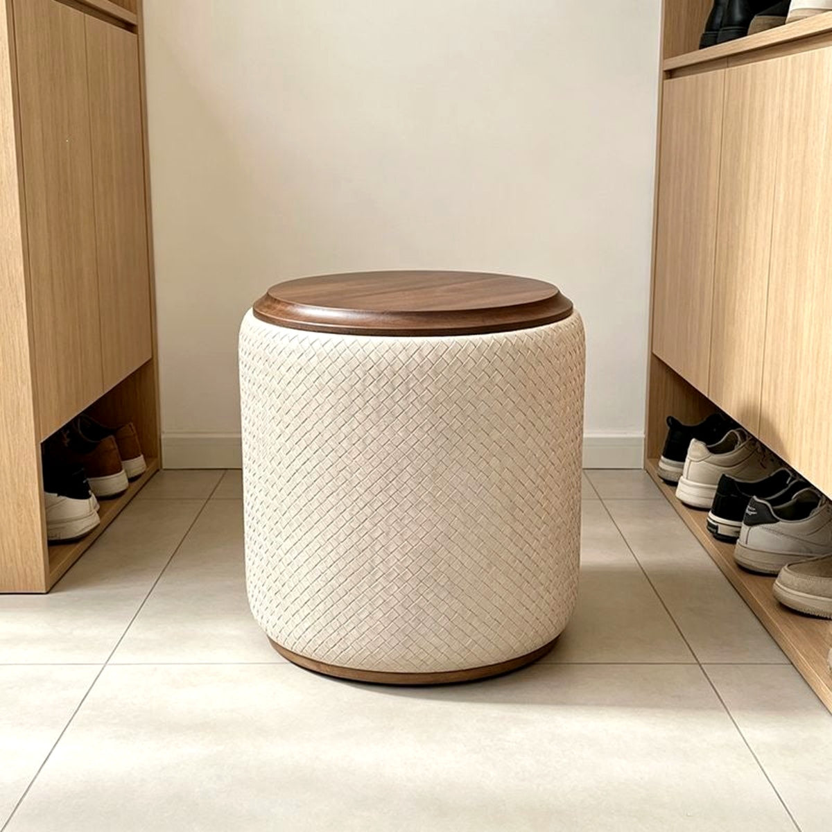 Tabouret rond tressé dans une entrée