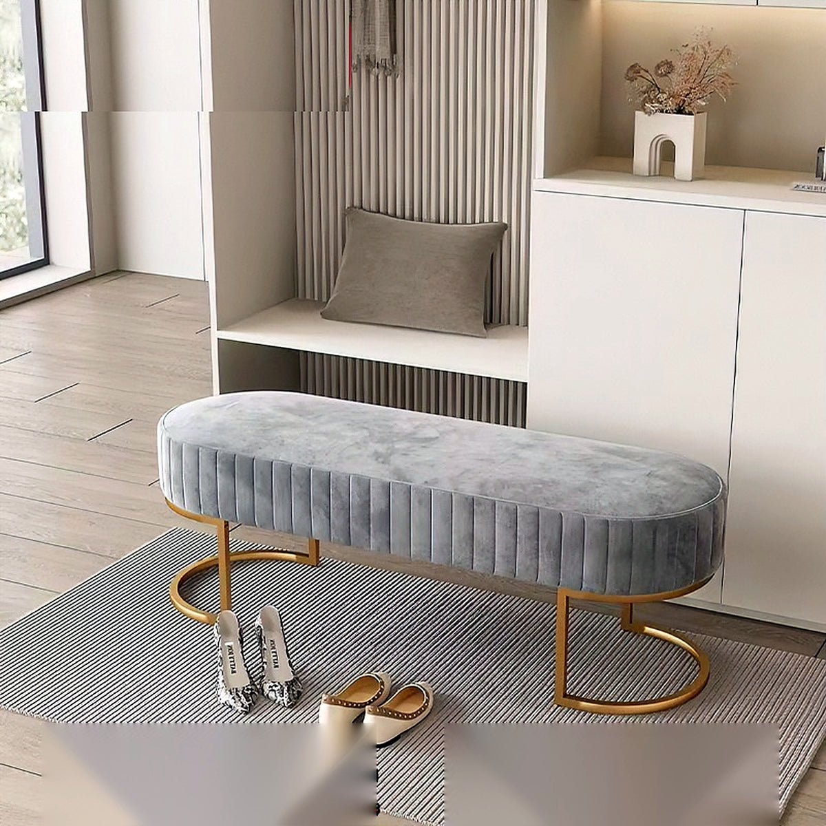 Banc bout de lit ovale en velours gris, ambiance entrée crème
