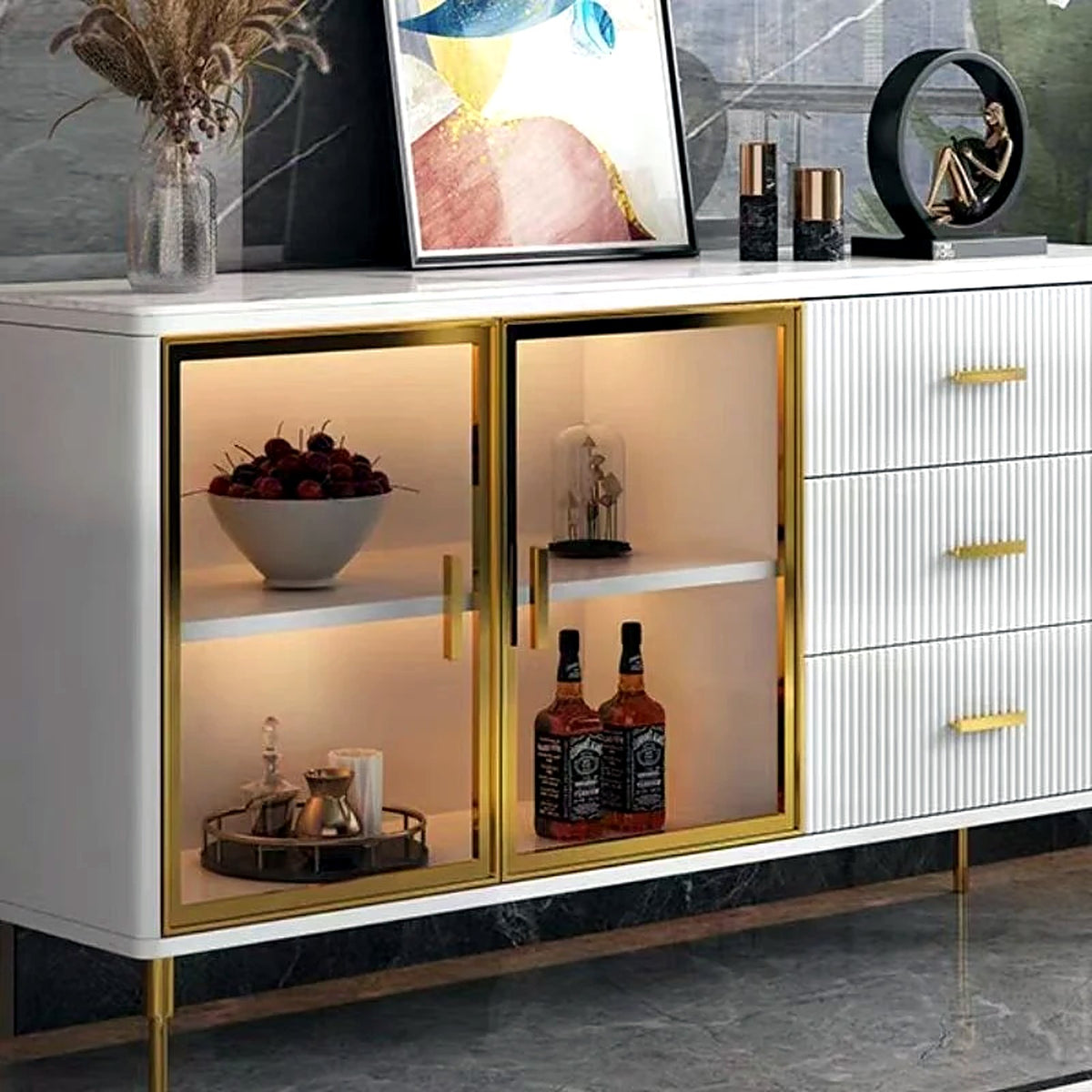 Vitrine éclairée du buffet blanc, cadres dorés
