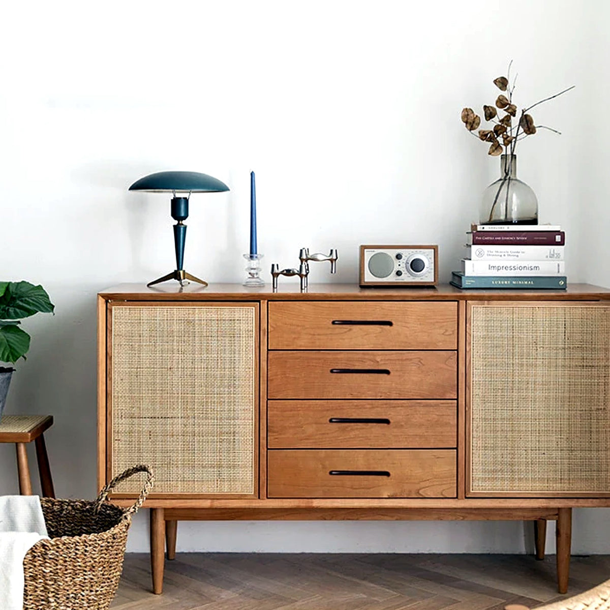 Buffet merisier et cannage dans un salon lumineux