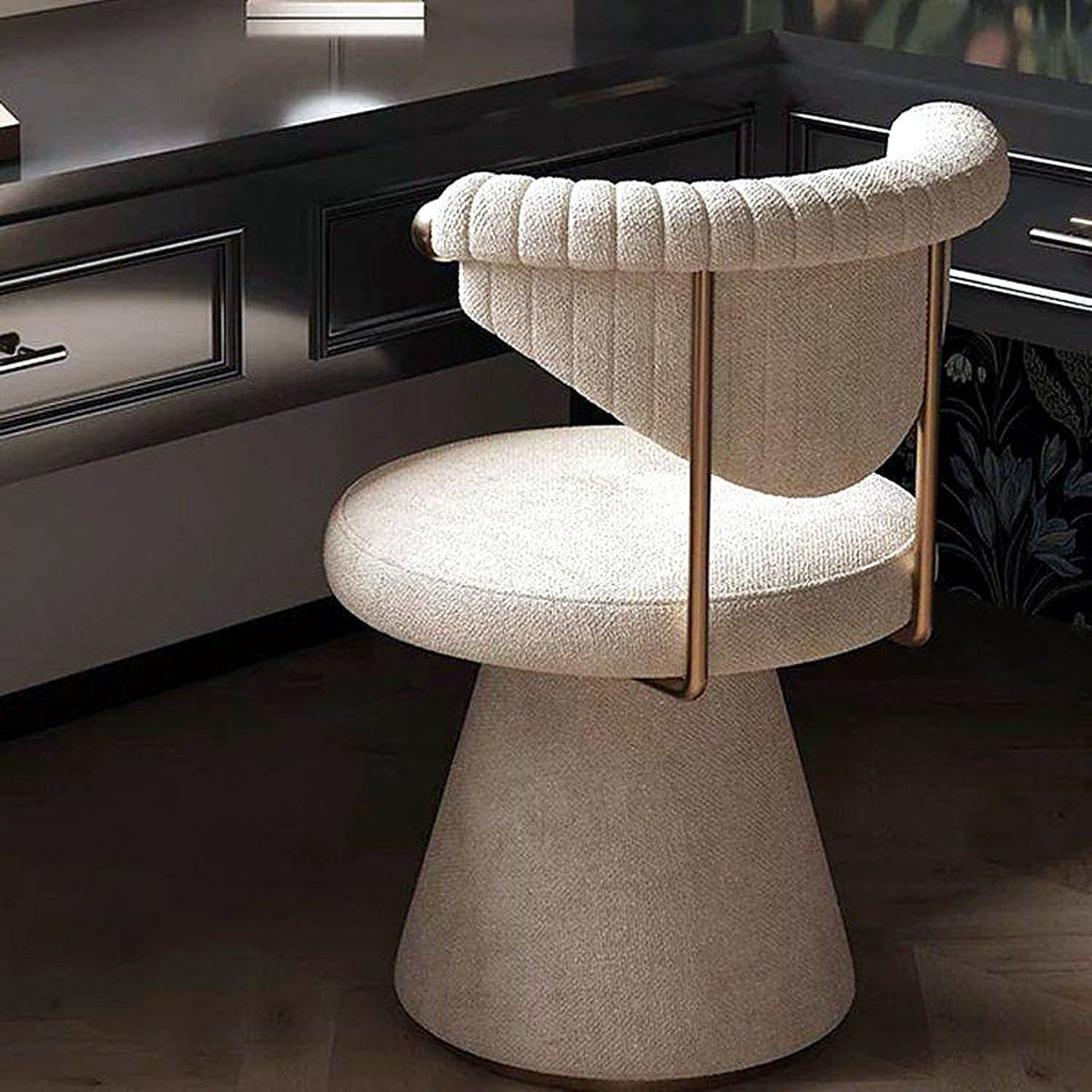 Dossier côtelé et tige dorée de la chaise de coiffeuse bouclée, vue de trois quarts dos