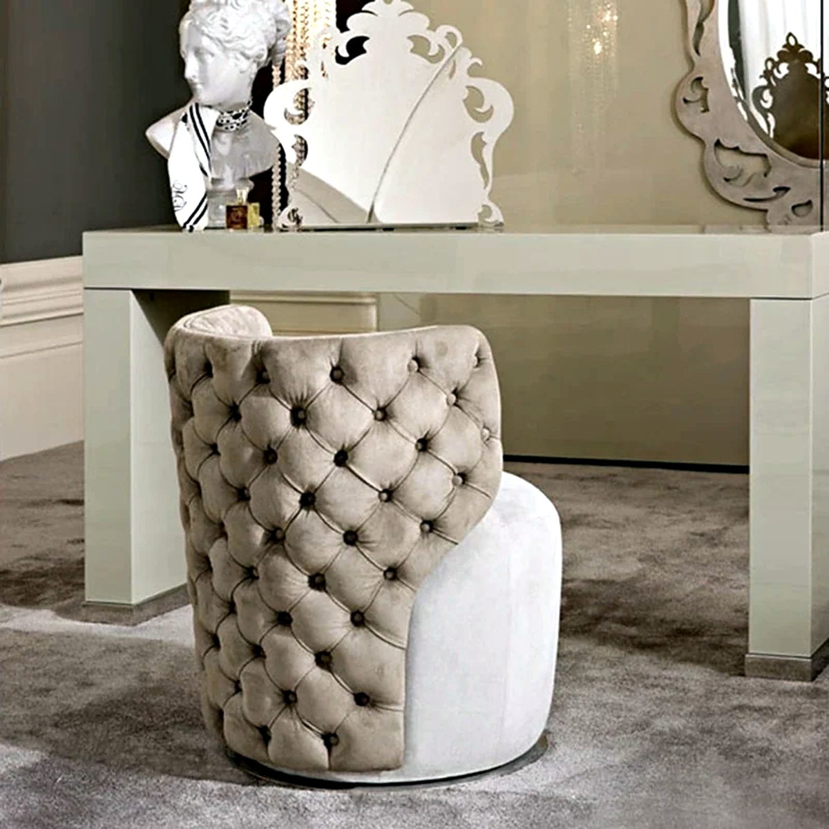 Fauteuil de coiffeuse pivotant capitonné en velours taupe devant une coiffeuse laquée