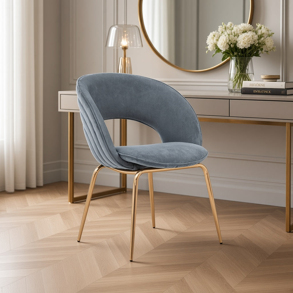 Chaise enveloppante gris bleuté AUBRYNE – mise en scène devant un bureau-coiffeuse