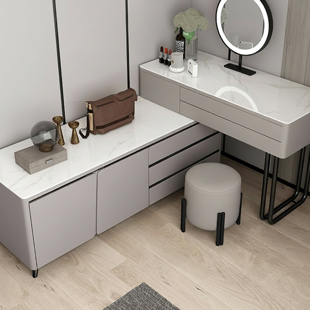 Coiffeuse grise avec meuble à tiroirs, plateau effet marbre, vue d'angle