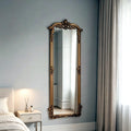 Grand miroir baroque AUBRYNE en bois sculpté doré dans une chambre