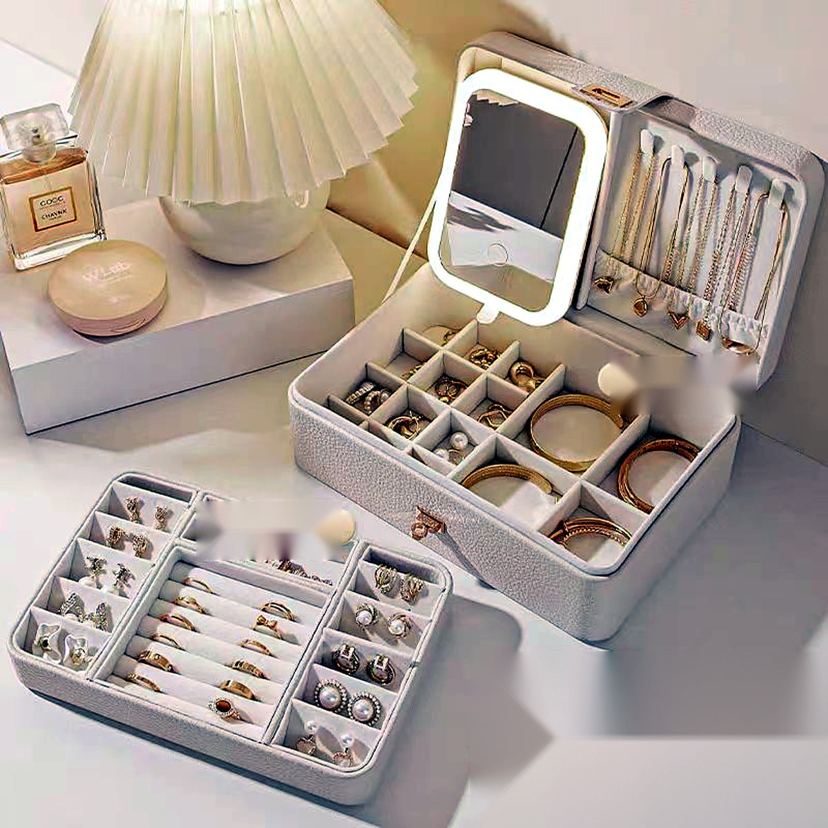 Coffret à bijoux AUBRYNE ouvert, miroir LED et compartiments