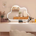 Grand miroir nuage horizontal LED sur socle en marbre, posé sur une coiffeuse